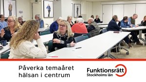 Flera personer sitter i smågrupper och diskuterar sinsemellan.