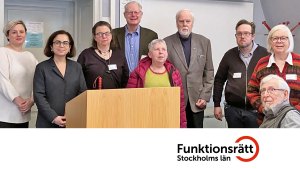 Hälso- och sjukvårdsnämndens ordförande Talla Alkurdi tillsammans med ett gäng representanter från funktionsrättsrörelsen
