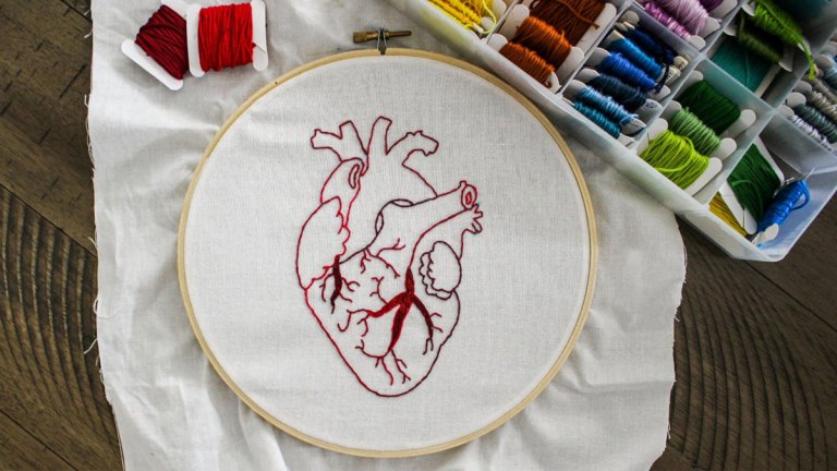 Ett broderi som föreställer en anatomisk bild av hjärtat och dess kärl.