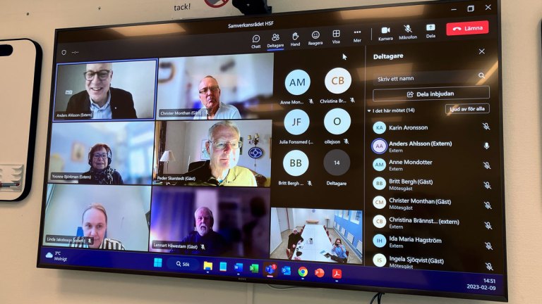 En skärm visar flera personer i ett digitalt möte
