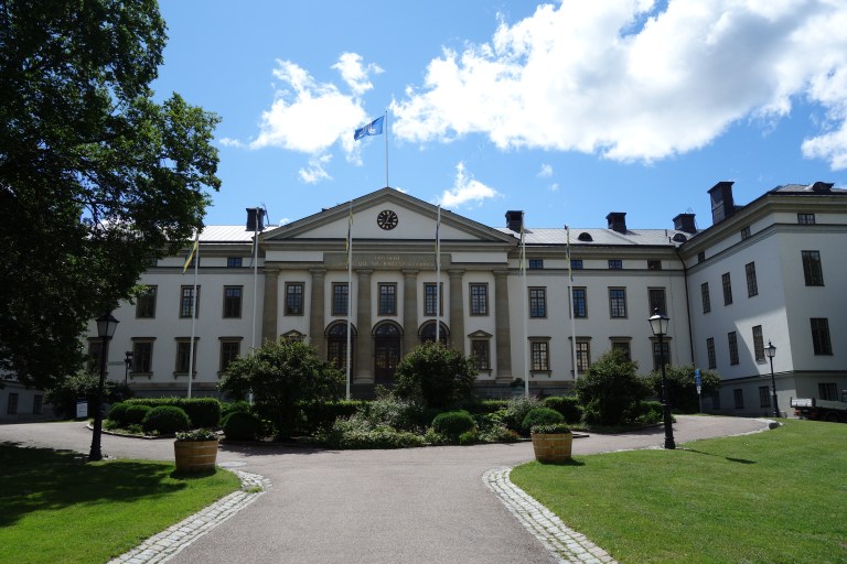 Bild på landstingshuset i sommartid. Blå himmel och vita moln i bakgrunden.