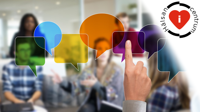 Flera pratbubblor i olika färger och former. I bakgrunden en grupp personer som sitter och konverserar.