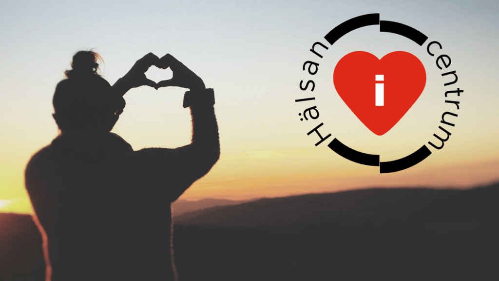 En person syns som en siluett mot en färgstark solnedgång. Personen håller upp händerna, som formar ett hjärta.