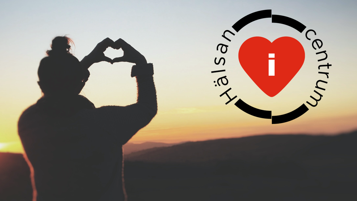 En person syns som en siluett mot en färgstark solnedgång. Personen håller upp händerna, som formar ett hjärta.