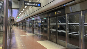 En dörröppning för rampservice på tågplattformen Stockholm city.