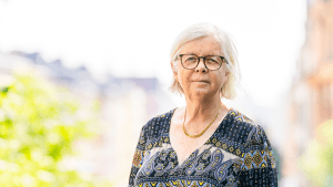 Annika Hässler ser in i kameran. Hon ser bestämd ut.