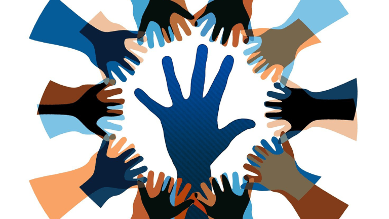 Tecknade händer i olika färger formar en ring runt en hand i mitten och symboliserar inkludering och samarbete.