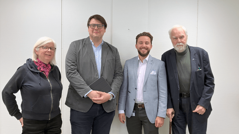 Vår ordförande Annika Hässler står till vänster i bild, Msciwoj Swigon och Samuel Stephan från sd står i mitten och Lennart Håwestam, presidiet till höger.