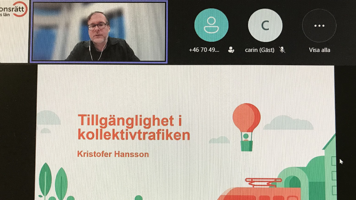 Ett digitalt möte. En presentation med titeln tillgänglighet i kollektivtrafiken tar upp det mesta av skärmen. I en ruta ovanför ses Kristofer Hansson tala.