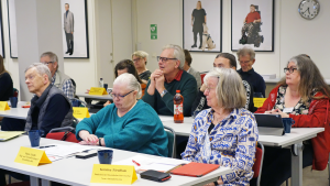 Flera personer sitter i möte i vår lokal ÅttiotvåAn.