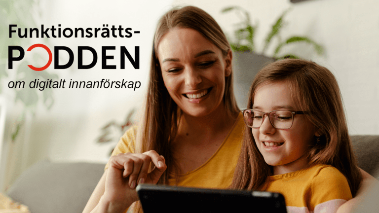 Loggan för funktionsrättspodden. En kvinna och ett barn använder en surfplatta. Båda ler glatt.