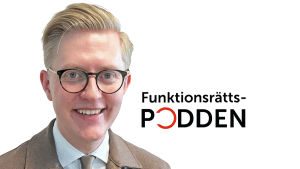 Ett tänt stearinljus lyser upp ett bord. På en bricka står en gasolbrännare. Den brinner och värmer upp en liten kastrull. Intill på brickan håller en kvinna handen om en temugg, preppad med en sked och en ny tepåse.