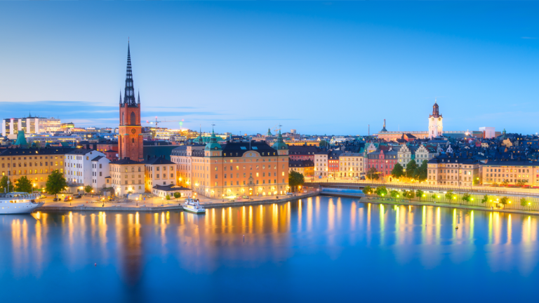 En vy över Stockholm skyline. Riddarholmen och Gamla stan i kvällsljus.