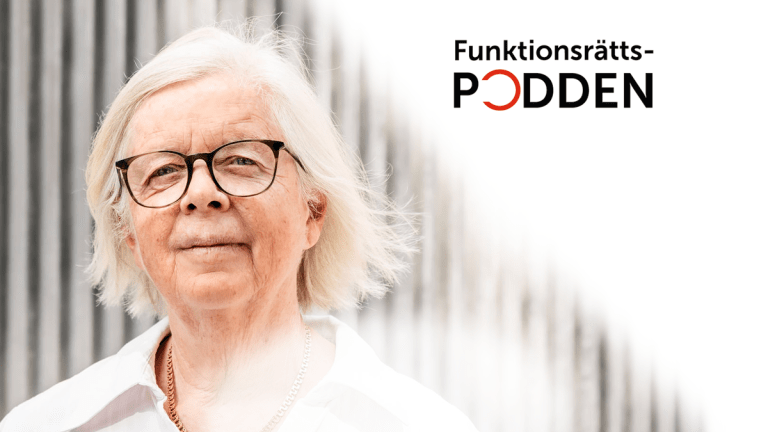 Annika Hässler klädd i vit skjorta ler in i kameran.