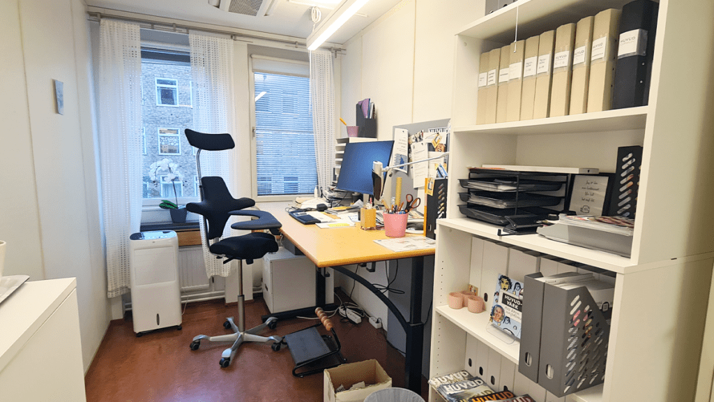 Ett rum med ett skrivbord och stol.