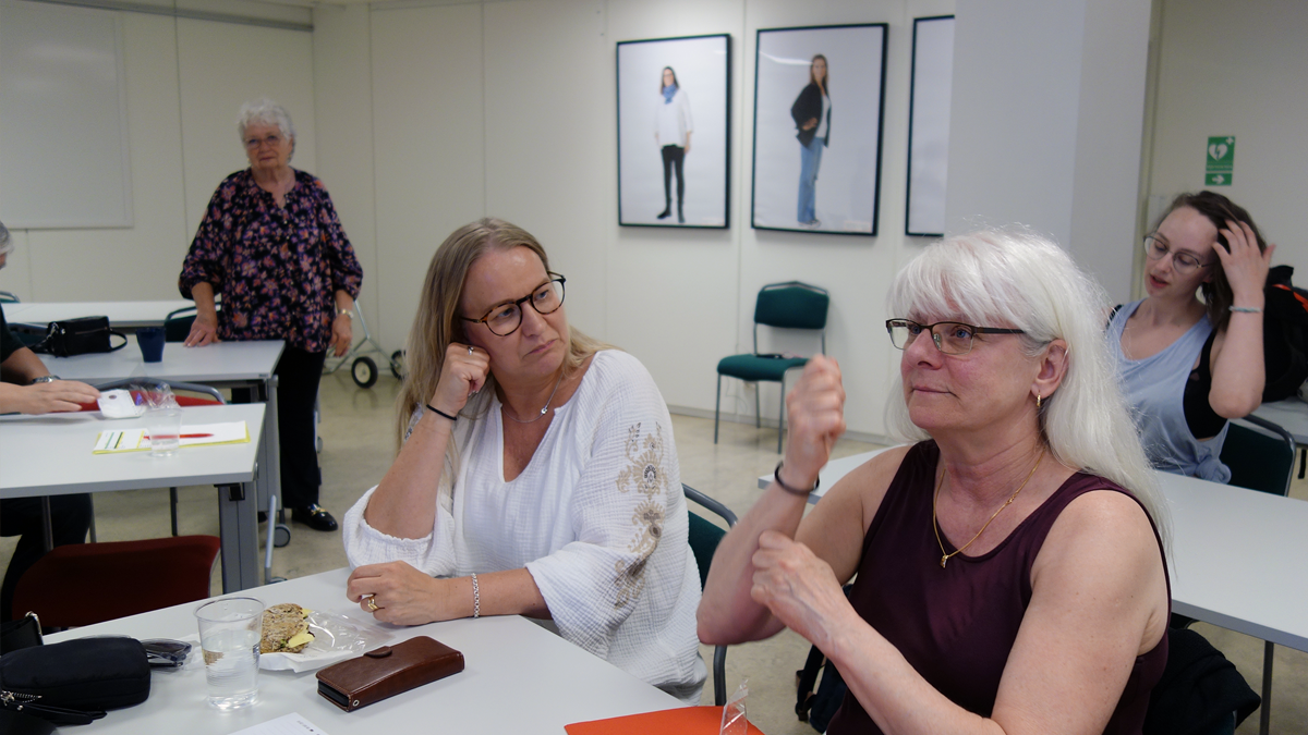 Två personer diskuterar på teckenspråk presentationen om kris och krishantering.