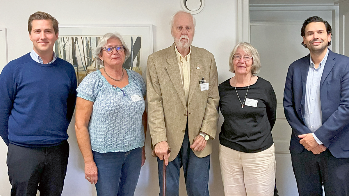 Fem personer står på rad. De ler in i kameran.