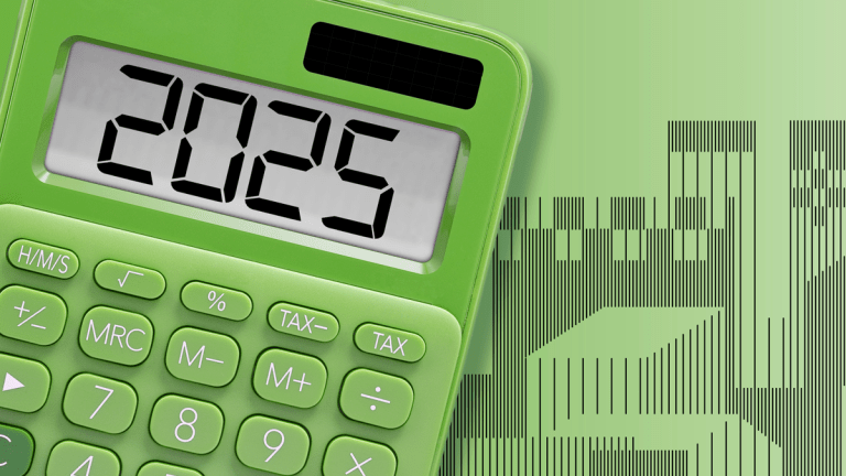 En miniräknare visar 2025 på skärmen.
