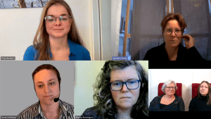 Flera personer i ett digitalt möte. Freja har långt, brunt hår och bär glasögon, en klarblå skjorta och ett leende. Karin justerar mikrofonen till sitt headset medan hon talar. Hon har kort, brunt hår och bär glasögon och svart skjorta. Greta har uppsatt mörkt hår och bär headset och randig skjorta. Hon småler. Marita ser lite allvarlig ut. Hon har lockigt hår och bär blå glasögon. Åse och Carina delar bildruta. Åse har kort, vitt hår och glasögon. Carina har långt, brunt hår. Båda bär mörka tröjor och de småler mot kameran.