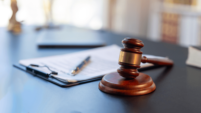 En ordförandeklubba ligger på ett bord. Kanske är det dags för årsmöte?