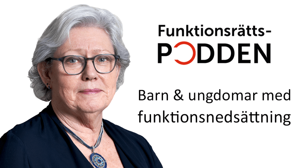 Åse har kortklippt vitt hår och glasögon. Hon har en mörkblå tröja och ett halsband i klarblå och turkosa färger. Hon ler. Intill henne finns Funktionsrättspoddens logga och texten barn och ungdomar med funktionsnedsättning.