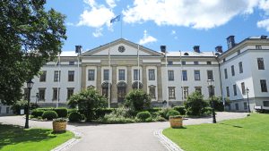 Landstingshuset i Stockholm badar i solsken.