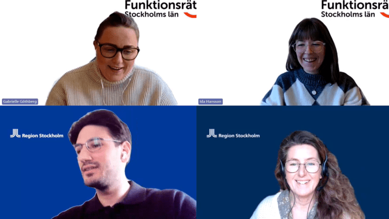 Fyra personer syns i ett digitalt möte. De två personerna i de övre rutorna har Funktionsrätt Stockholms läns logga bakom sig. De två andra har Region Stockholms logga i bakgrunden. Från mötet om barnkonventionen i trafiken.