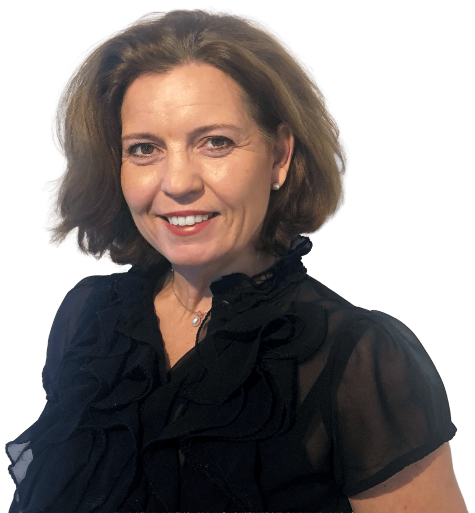 Charlotte Palmstierna är expert på barnkonventionen. Hon har halvlångt, brunt hår och bär en svart, kråsig blus. Hon ler mot kameran.