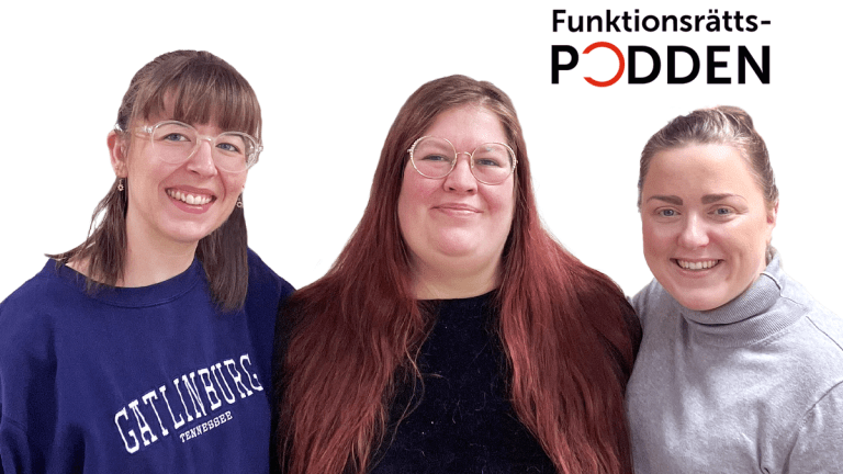 Ida, Tess och Gabrielle står intill varandra med armarna om varandras axlar. De ler mot kameran. I avsnittet berättar Tess om sin resa från daglig verksamhet till anställning.