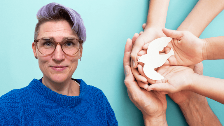 Stockholms barnombudsman Lina har kort, lila hår och ler piggt mot kameran. Hon bär en knallblå stickad tröja och bruna glasögon. Intill barnombudsmannen en bild av små barnhänder som vilar med handflatorna uppåt i en vuxen persons större händer. Barnet har en fredsduva i sina öppna händer.