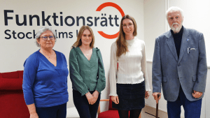 Presidiet träffade centerpartiet. Fyra personer står på rad framför vår logga i vår konferenslokal. Alla ler mot kameran.