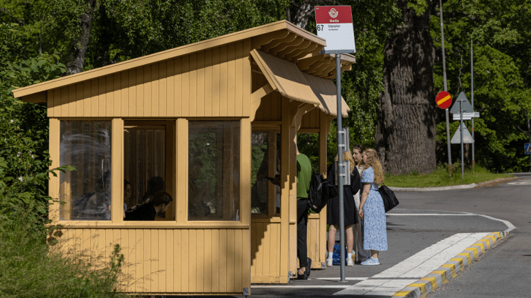 Busstationen Manilla på linje 67, en av linjerna som nu får fler bussavgångar. En liten, gul stugformad busskur.