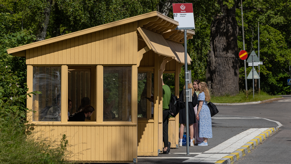 Busstationen Manilla på linje 67, en av linjerna som nu får fler bussavgångar. En liten, gul stugformad busskur.