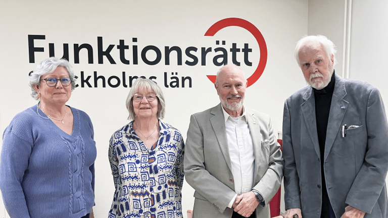 Presidiet träffade Sverigedemokraterna. Fyra personer står på rad och ler mot kameran.