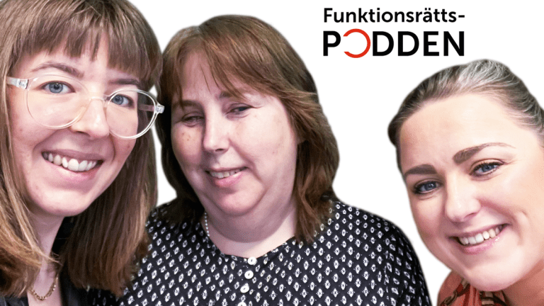 Malin, från Myndigheten för delaktighet, står i mitten med mönstrad blus och axellångt, brunt hår. På varsin sida om henne står handläggarna Ida och Gabrielle. Ida har också axellångt, brunt hår. Hon bär glasögon. Gabrielle har mörkt, uppsatt hår. Alla ler mot kameran.