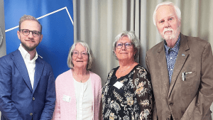 Presidiet träffade Kristdemokraterna. Fyra personer står på rad och ler mot kameran.