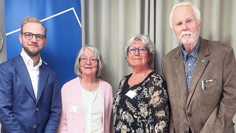 Presidiet träffade Kristdemokraterna. Fyra personer står på rad och ler mot kameran.