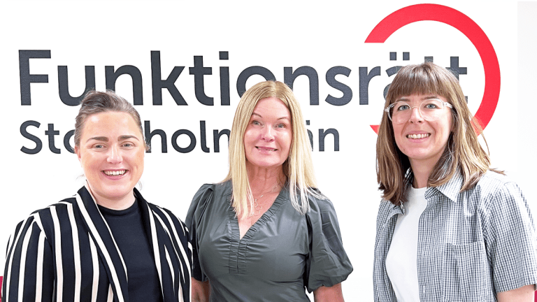 Vad gör Patientnämnden: Gabrielle, Pia och Ida står framför vår logga. Alla ler. Gabrielle har uppsatt, mörkt hår och bär en svartvit-randig jacka. Pia har utsläppt, blont hår och bär en grågrön klänning. Ida har axellångt brunt hår och bär en smårutig skjorta och glasögon.