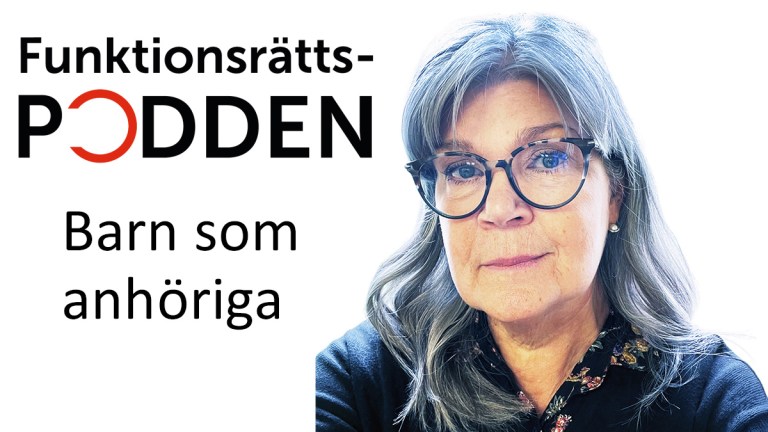 En text som säger podden om barn som anhöriga. Intill ett foto av Anna-Carin Hultgren, som har långt, grått hår. Hon bär stora glasögon med mörka bågar och en blommig skjorta under en mörk kofta.