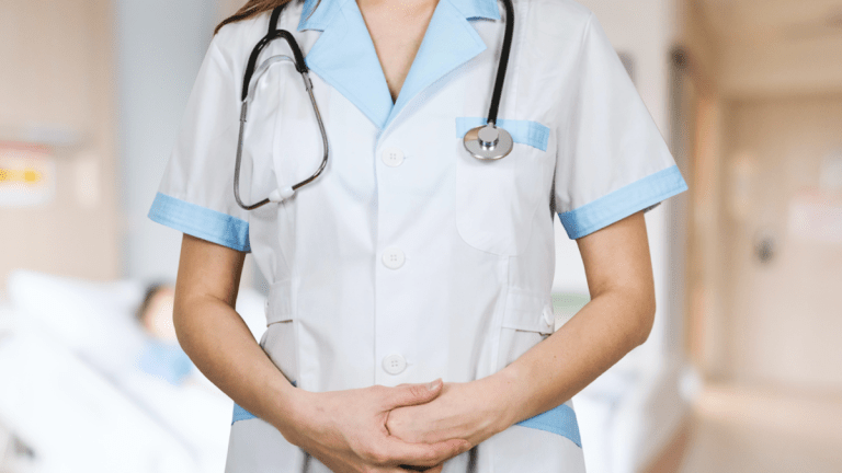 En person i vita sjukhuskläder och ett stetoskop om halsen.