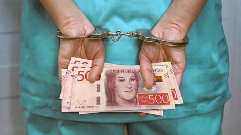 Ett par händer i handklovar håller i femhundralappar.