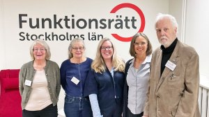 Helena och Britta från Regionen står framför Funktionsrätt Stockholms läns logga tillsammans med Kristina, Eva och Lennart från vår styrelse. De ler glatt.