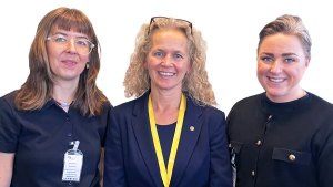 Vi träffar Astrid Thornberg, funktionshindersombudsman i Stockholms stad. Astrid har blont, lockigt hår. Hon bär en blå kostymjacka och har skjutit upp glasögonen på huvudet.