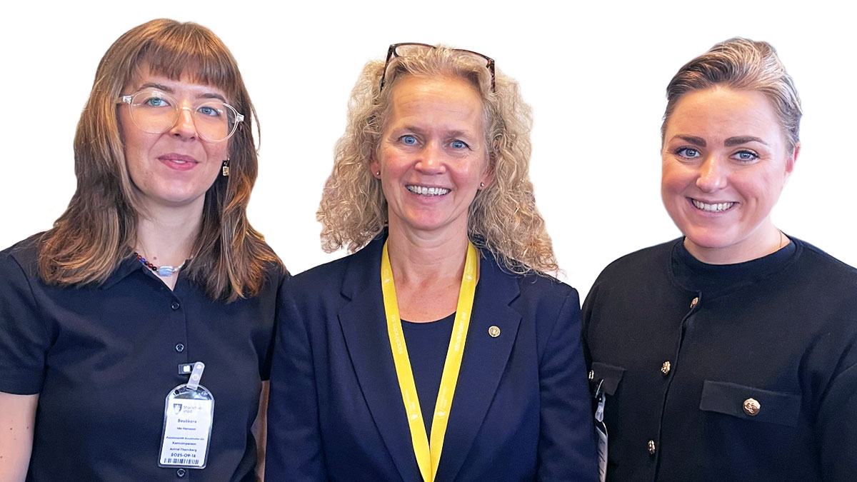 Vi träffar Astrid Thornberg, funktionshindersombudsman i Stockholms stad. Astrid har blont, lockigt hår. Hon bär en blå kostymjacka och har skjutit upp glasögonen på huvudet.