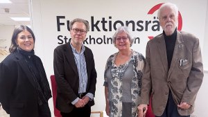 Dialogmöte med Liberalerna: Fyra personer står på rad framför Funktionsrätt Stockholms läns logga.