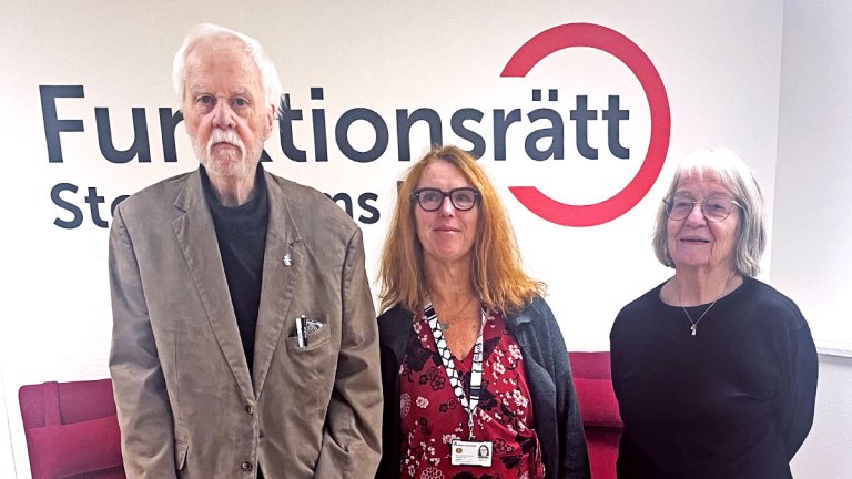 Dialogmöte med Vänsterpartiet: Tre personer står på rad framför Funktionsrätt Stockholms läns logga.