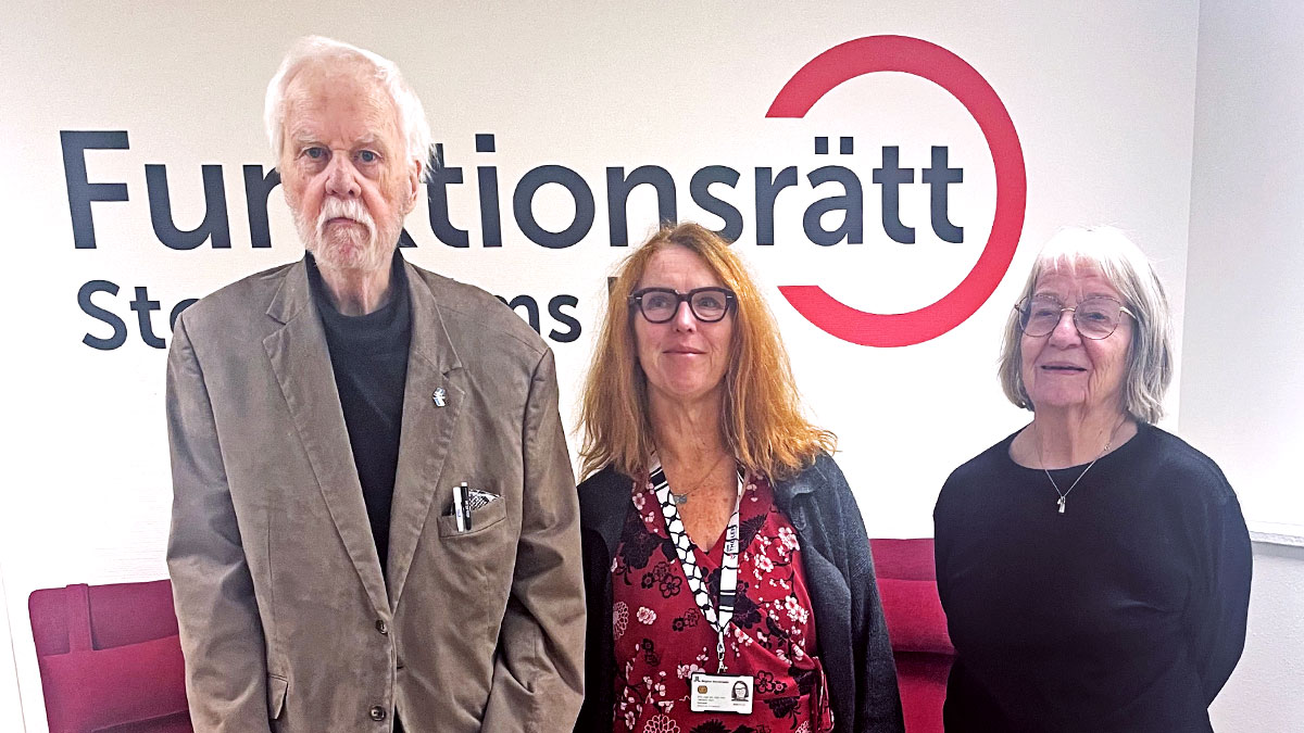 Dialogmöte med Vänsterpartiet: Tre personer står på rad framför Funktionsrätt Stockholms läns logga.