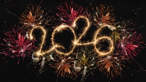 Fyrverkerier skriver ut 2026 på en nattsvart himmel.