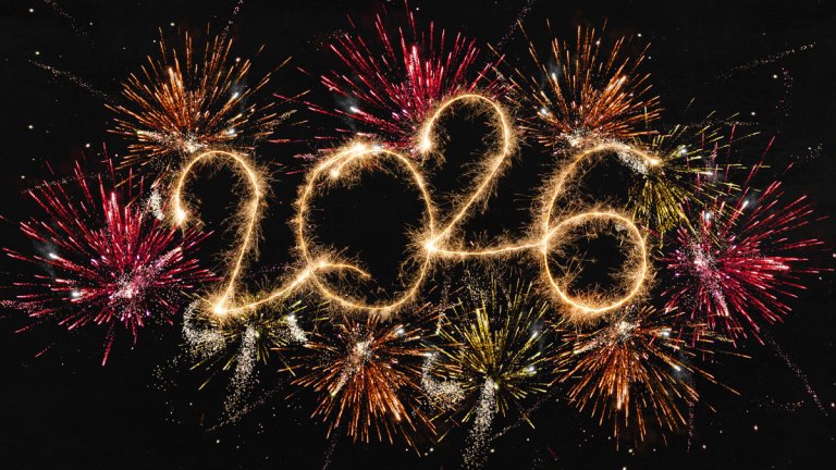 Fyrverkerier skriver ut 2026 på en nattsvart himmel.