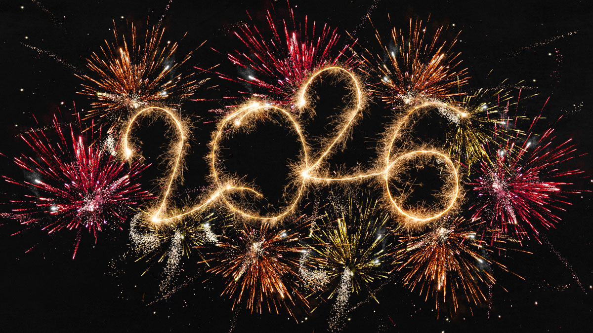 Fyrverkerier skriver ut 2026 på en nattsvart himmel.